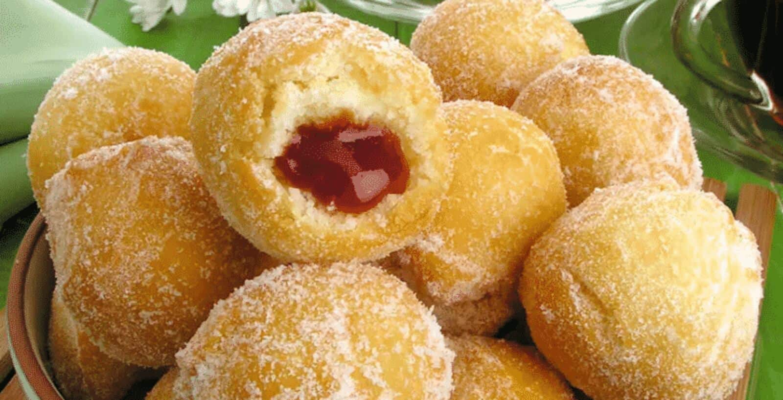 Bolinho de Chuva com Fubá e Goiabada